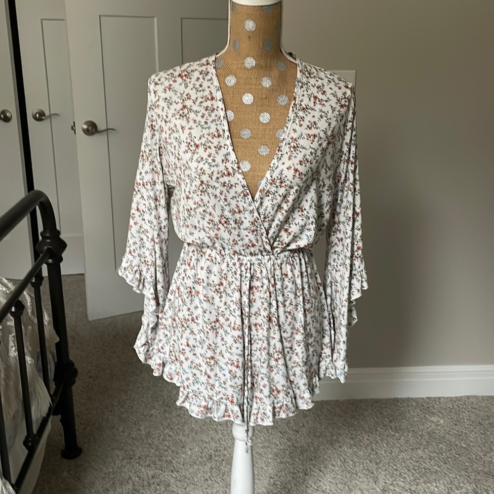 Floral print Romper with bell sleeves.